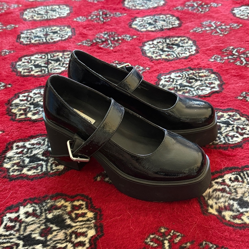 Steve Madden Makena Platform Patent Leather Mary Janes. Size 8- barely worn!